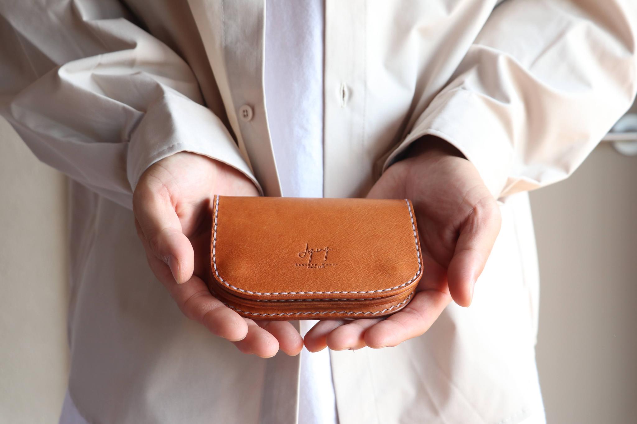 「コンパクト」と「大容量」を兼ね備えたミドルフラップウォレット